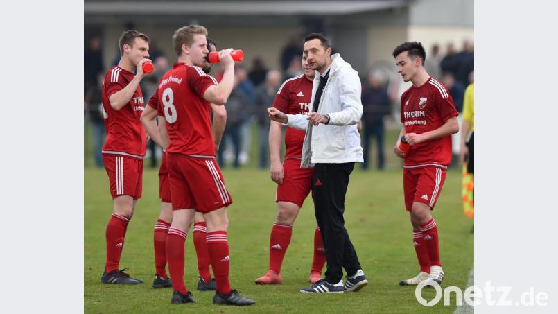Trainer Tobias Bernklau stimmt die Spieler der SpVgg Pfreimd bereits auf die Saisonverlängerung ein. Über die Relegation soll der Klassenerhalt in der Landesliga Mitte doch noch gelingen. Bild: A. Schwarzmeier