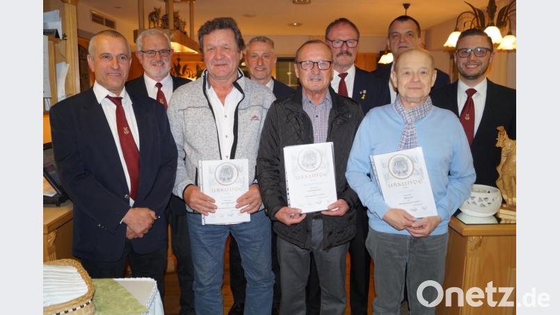 Der Vorstand des Männergesangvereins "Frohsinn" zeichnet Georg Beer, Heribert Pöppel und Ernst Lenk senior (vorne, von links) für 40 und 50-jährige Treue mit Urkunden aus. Bild: du