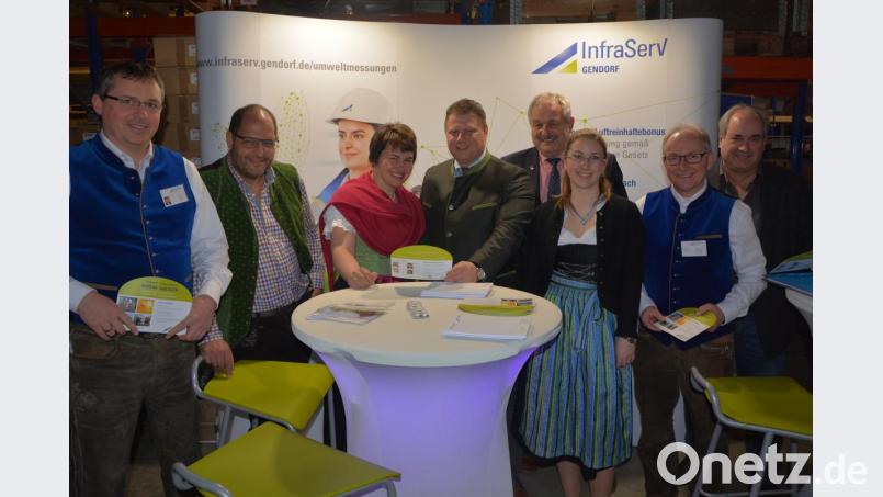 Biogas ist nach wie vor ein Renner im Bereich der Erneuerbaren Energie, davon überzeugten sich am Freitagabend viele Gäste bei „Green Energy“. Mit dabei waren die Geschäftsführer Max und Johanna Zintl (2. und 3. von links), 2. Bürgermeister Stefan Grillmeier (4. von links), Leonbergs Bürgermeister Johann Burger (4. von rechts) sowie Stadtrat Josef Schwägerl (rechts). Bild: jr