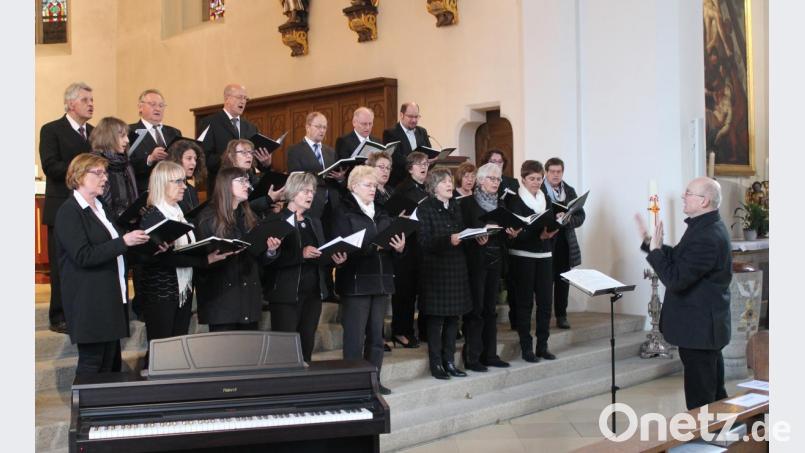 Der Kammerchor der Kreismusikschule TIR unter der Leitung von Helmut Burkhardt singt zum Abschluss des Konzerts. Bild: Susanne Forster