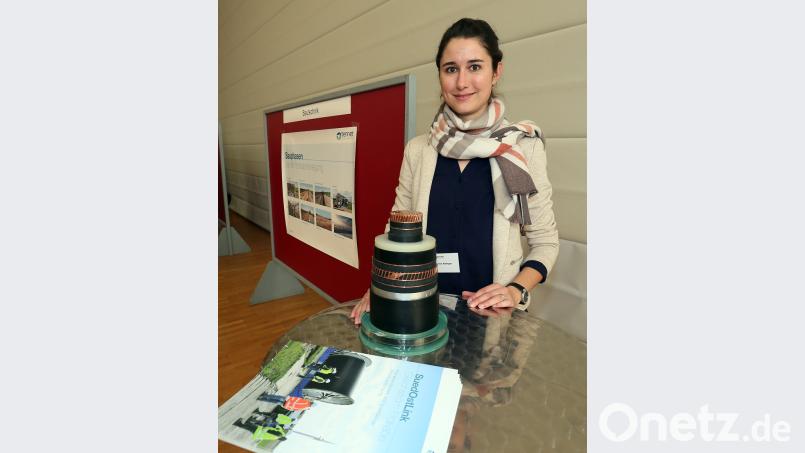 Tina Aldinger von Tennet zeigt ein Modell des Kabels, wie es beim Süd-Ost-Link verwendet werden soll. Bild: Hösamer