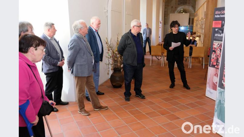 Autor Ralf Pasch (rechts) lud die Besucher zur Ausstellungseröffnung zu einer spannenden Reise durch das Leben der Familie Schalek ein. Bild: do