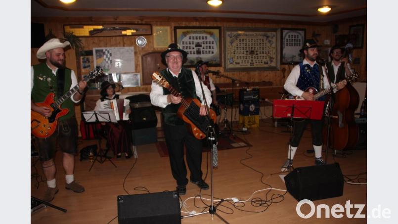 Das Ensemble "Tirschenreither Samma" begeisterte mit ihren Liedern im Gasthof "Zur Alm". Bild: kro