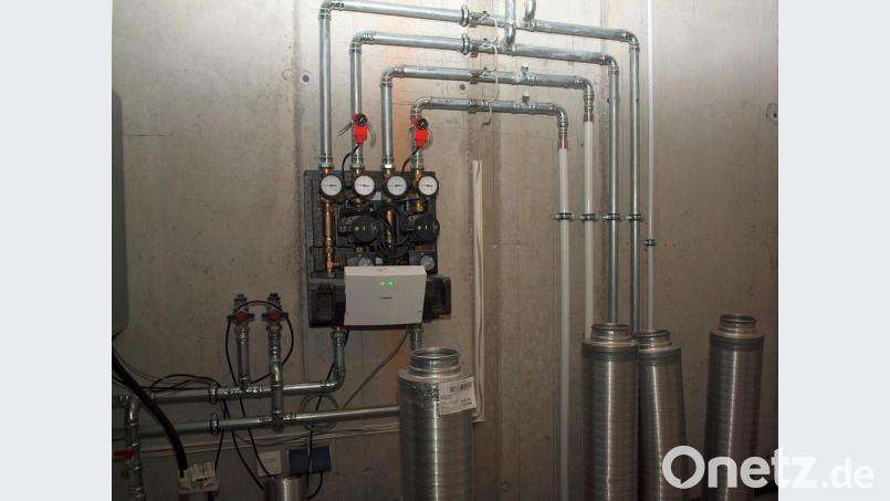 Die Pumpengruppe für die Heizung ist installiert und in Betrieb. Bild: sön