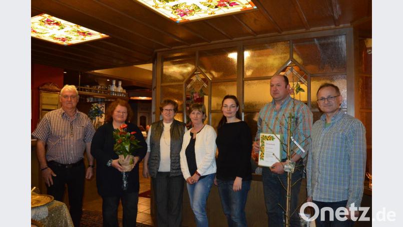 Herbert Zangl (rechts), Michael Baier (links) und Zweite Bürgermeisterin Maria Baumer (Dritte von links) dankten Wolfgang Krämer, Evi Siegel sowie Kreisfachberaterin Heidi Schmid (Zweite von links). Doreen Zach (Dritte von rechts) erhielt einen Gutschein über einen Geburtsbaum für ihre Tochter Lenia. Bild: bej