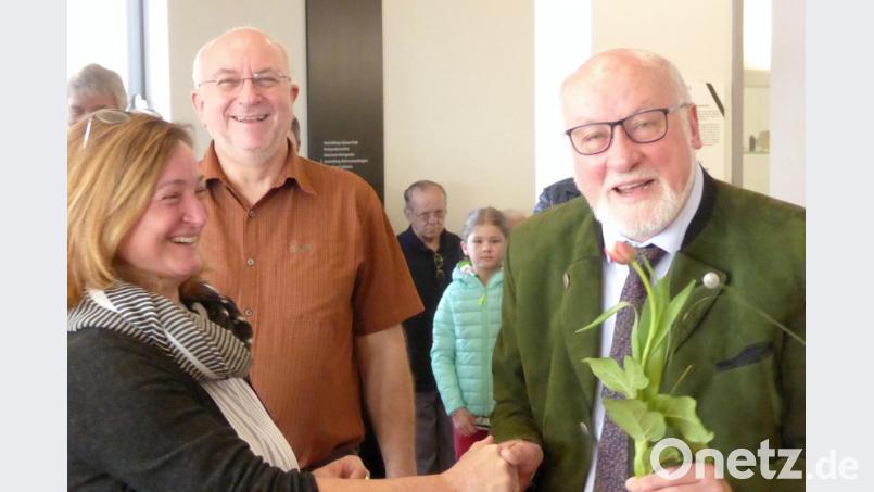 Blumengrüße von Georg Stahl, hier an eine der Ausstellerinnen; in der Mitte Martin Füßl Bild: fsb
