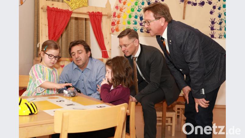 Die Kinder waren gleich mit Feuereifer dabei. Auf dem Bild (von rechts) Bürgermeister Hans Donko, Landtagsabgeordneter Tobias Reiß und Firmeninhaber Herbert Schadt, der die Idee dazu hatte. Bild: njn
