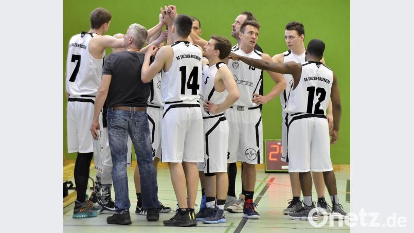 Ende der Auszeit und der Bayernliga bei den Basketballern der BG Sulzbach mit ihrem Trainer Thomas Ruhland (Zweiter von links). Bild: Ziegler