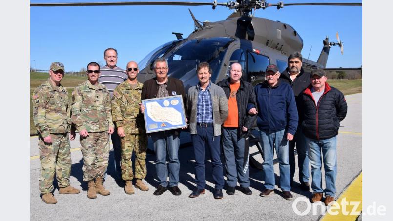 Command Sergeant Major James Etherigde, der Leiter der US-Flugstaffel, Oberstleutnant Daryl Von Hagel, Airfield Commander Michael Spalsbury, der ausscheidende Senior Air Traffic Assistant Johann Merz, Airfield Manager Dietmar Meier sowie das Kollegium der Flugbegleiter (von links) stehen zum letzten Mal gemeinsam vor einem Eurocopter UH 72 „Lakota“ zum Abschiedsbild für Johann Merz. Bild: bö