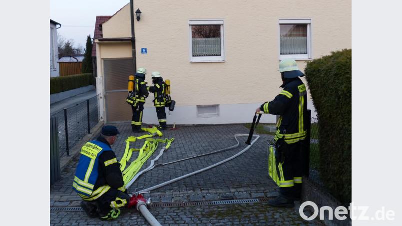 Die Atemschutzträger der Oberwildenau Wehr, kurz bevor sie das Brandobjekt betreten. Bild: hme