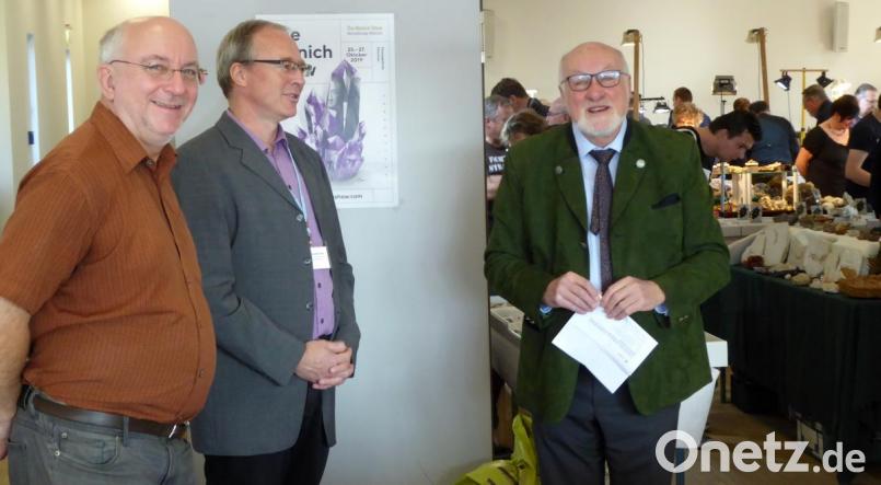 Sie eröffneten die Mineralien- und Fossilienbörse (von links): Martin Füßl, Vorsitzender des Vereins der Freunde für Mineralogie und Geologie Weiden, Dr. Frank Holzförster, wissenschaftlicher Leiter der Umweltstation GEO-Zentrum an der KTB; Georg Stahl, Vorsitzender des Förder- und Trägervereins der KTB Bild: fsb