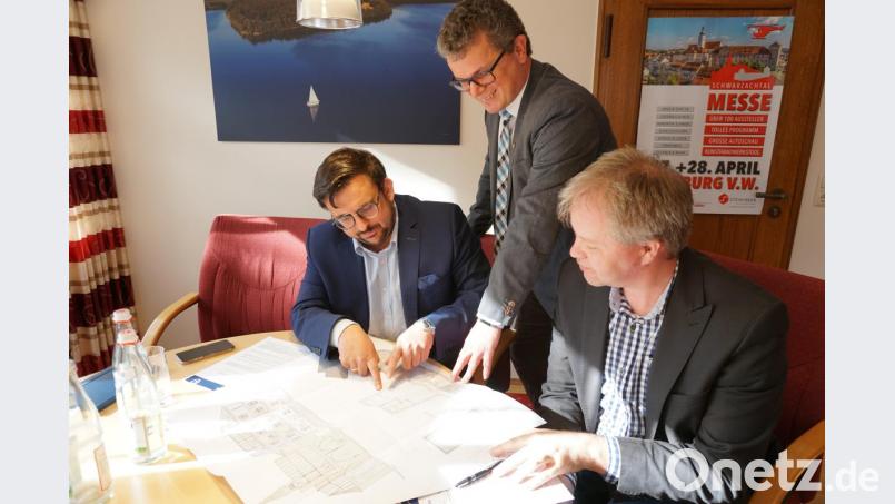 Investor Fabian Biersack, Bürgermeister Martin Birner und Hauptamtsleiter Georg Keil fachsimpelten über die Pläne für den Umbau das Rot-Kreuz-Haus. Bild: Christopher Dotzler