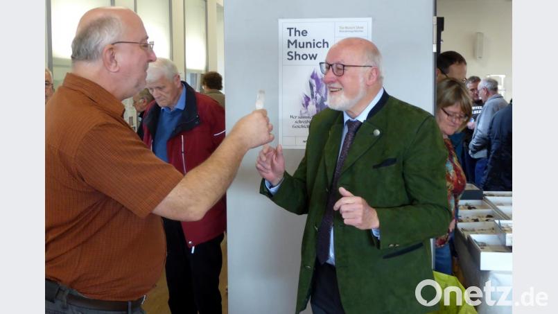 Martin Füßl (links) dankt Georg Stahl für sein langjähriges Engagement mit einem Bergkristall. Bild: fsb