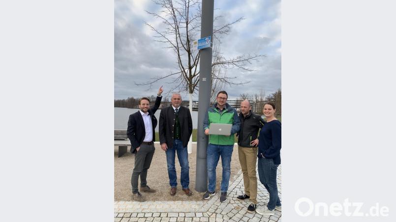 Neben Bürgermeister Ludwig Biller (Zweiter von Links) freuen sich die Initiatoren Severin Hirmer, Julian Kraus, Michael Säckl und Julia Härning (von links) über die Inbetriebnahme der zwei vom Gemeinderat beschlossenen W-Lan-Standorte. Bild: bk