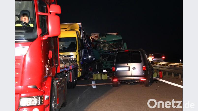 Lkw-Karambolage mit Gefahrgut auf der A3. Bild: Alexander Auer