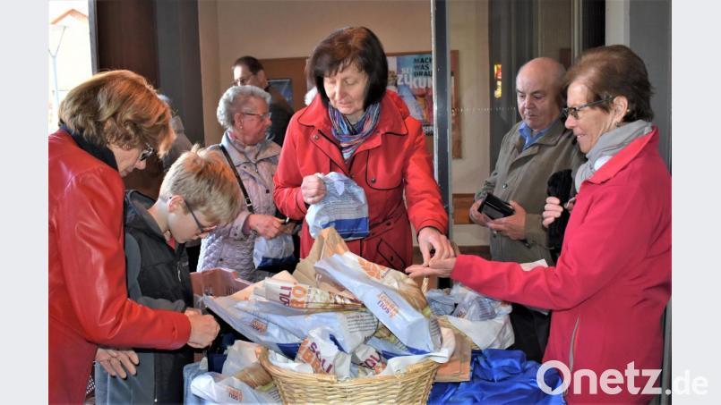 Die Mitglieder des Katholischen Frauenbunds verkaufen in der Friedenskirche Grafenwöhr das Solibrot. Bild: rgr
