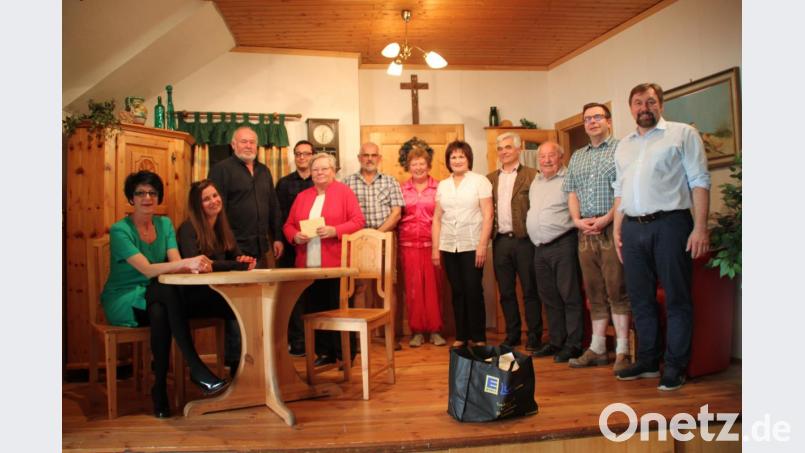 Neben humorvoller Theaterkost servieren die Laiendarsteller des Störnsteiner Schlossbergtheaters der MS-Kontaktgruppe Neustadt/Weiden Kaffee und Kuchen sowie eine Brotzeit. Regisseur Herbert Mittelmeier (Dritter von links) überreicht an Marlies Schlegel (Fünfte von links) nach der Vorstellung zusätzlich eine Spende von 1000 Euro. Bild: prh