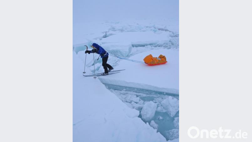 Birgit Lutz zog auf ihren Skiern einen Schlitten mit bis zu 50 Kilogramm Gewicht, beladen mit allem, was sie während der Tour brauchte, hinter sich her. Bild: Thomas Ulrich