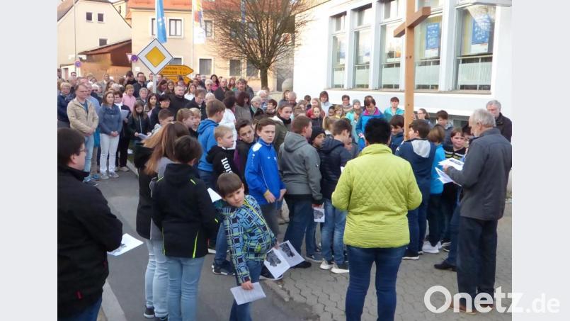 Rund 140 Pfarrangehörige ziehen beim Familienkreuzweg durch Pressath. Bild: mng