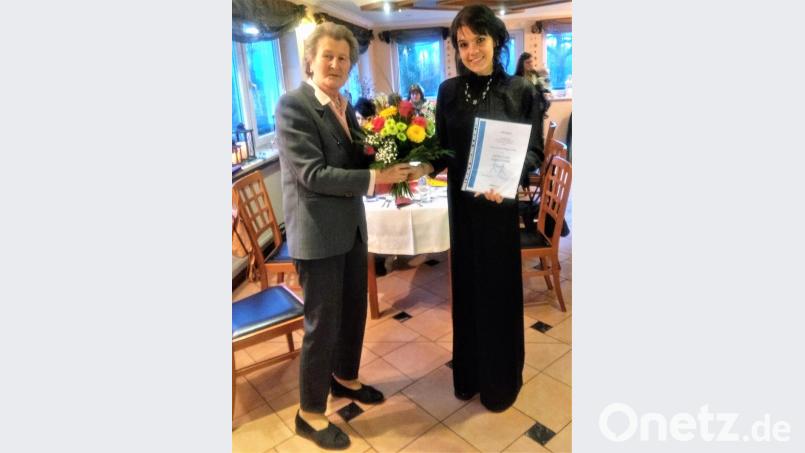 Dr. Monika Himmighoffen (links), Vorstandsvorsitzende der DMSG Landesverband Bayern e.V., ehrt die Kemnather Co-Gruppenleiterin Romina Passon Bild: stg