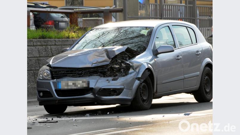 Der silber-blaue Opel Astra war nach dem Unfall am Kaiser-Wilhelm-Ring nicht mehr fahrbereit. Bild: Huber