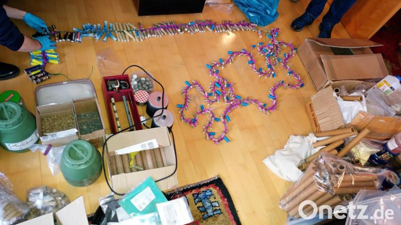 In einem Mehrfamilienhaus in Illertissen sichergestellte Pyrotechnik und Eigenlaborate. Bild: Zollfahndung München