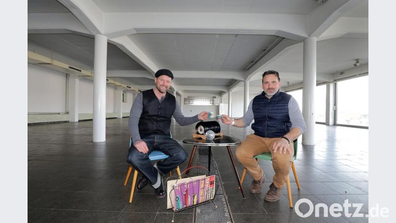 Andreas Prechtl (links) und Markus Niebler sitzen probehalber schon mal im ehemaligen Autohaus Zinkl. Die beiden Amberger organisieren im April zwei Tage, die ganz im Zeichen der 50er- bis 70er-Jahre stehen, und nehmen derweil schon Platz auf Möbeln, die typisch für diese Zeit sind, und gönnen sich einen Espresso. Bild: Wolfgang Steinbacher