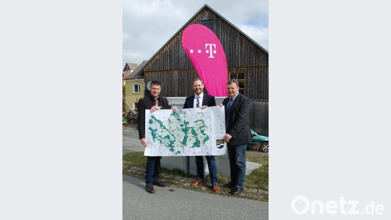 Enrico Delfino vom Infrastrukturvertrieb der Telekom (Mitte) übergibt zusammen mit seinem Kollegen Josef Markl, Regionaler Ansprechpartner der Telekom Technik (links), die Unterlagen für den schnellen Internetausbau des kompletten Haberlandes an Bürgermeister Gerhard Kellner (rechts). Bild: sm