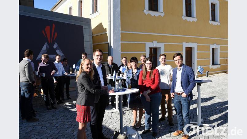 Europakandidatin Maria Sponsel (vorne, von links) und Spitzenkandidat Christian Doleschal diskutieren in Parkstein über die Entwicklung der Europäischen Union nach den Wahlen am 26. Mai. Bild: bgm