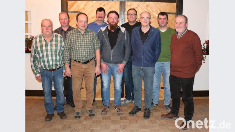 Gerhard Veigl (Dritter von links) bleibt der Vorsteher der Jagdgenossenschaft Kastl. Ihn vertritt weiterhin Josef Zeitler aus Weha (Zweiter von links). Neuer Schriftführer und Kassier ist Markus Baumann (Vierter von rechts). Bild: rpp