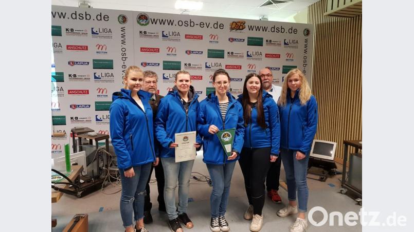 Die Meister der Landesliga mit dem Luftgewehr: Johanna Pühl, Sandra Raps, Lena und Luisa Stahl sowie Elena Zimmermann (vorne von links) mit Rundenwettkampfleiter Peter Lugbauer und dem Sportleiter des Oberpfälzer Schützenbundes, Ernst Adler (hinten von links). Bild: rwo