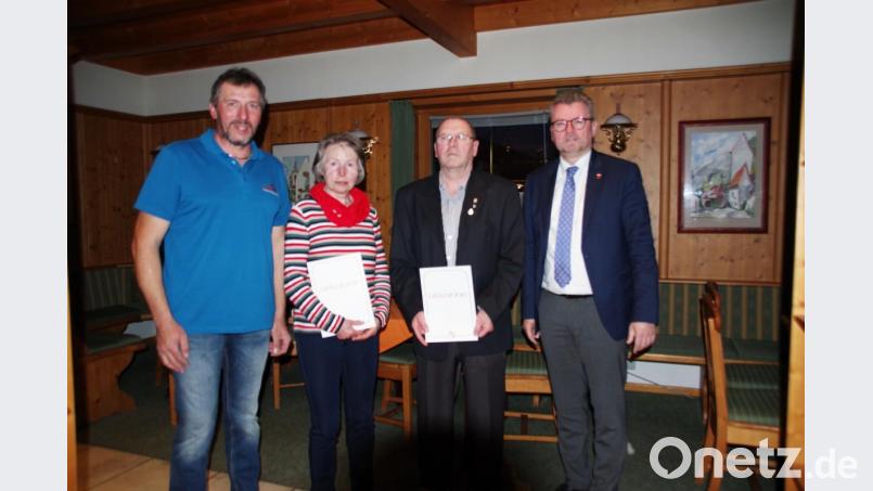 Ehrung bei den Naturfreunden (von links): Vorsitzender Manfred Niebler, Erika Hartmann, Karl-Heinz Girbert, Bürgermeister Michael Göth. Bild: müb