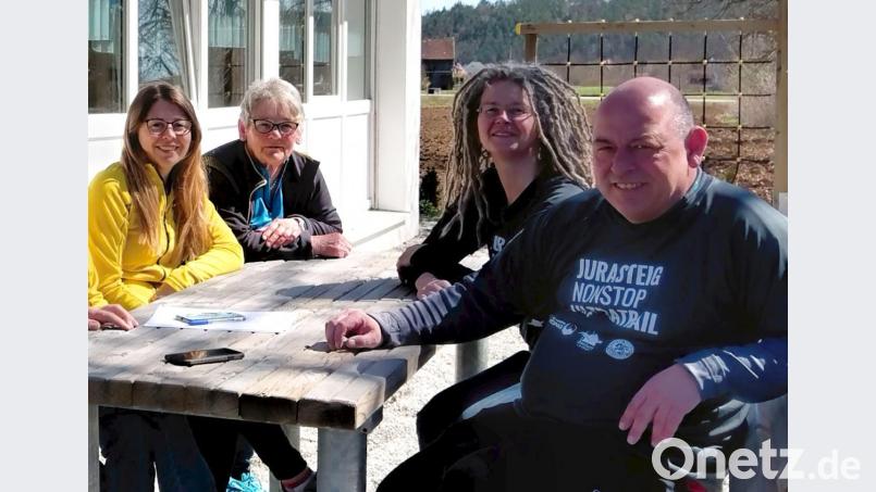 Diese Crew sorgt dafür, dass die Junut-Läufer beim SV Schmidmühlen alles bekommen, was sie brauchen (von links): Vanessa Fochtner, Annelies Fochtner, Maja Burkhardt und Peter Fochtner. Bild: fop