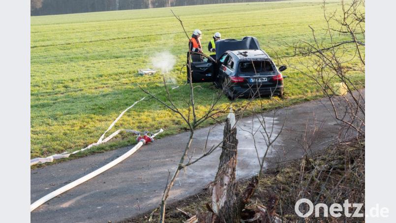 Der Mercedes des 36-Jährigen schleudert nach dem Zusammenstoß über die Böschung und landet in einer Wiese. Bild: pml