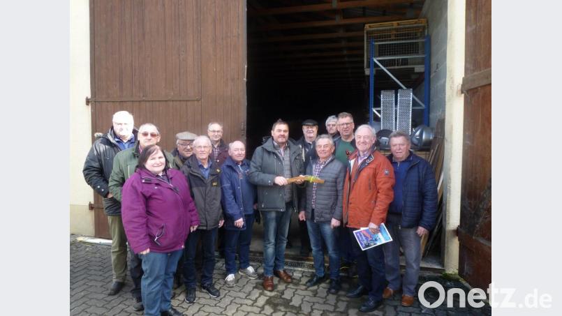 Die Mitglieder des Arbeitskreises &quot;Historisches Handwerk&quot; mit Firmenchef Josef Weiss (Dritter von rechts) an seinem großen Lagerraum für Bierfässer. Bild: kod