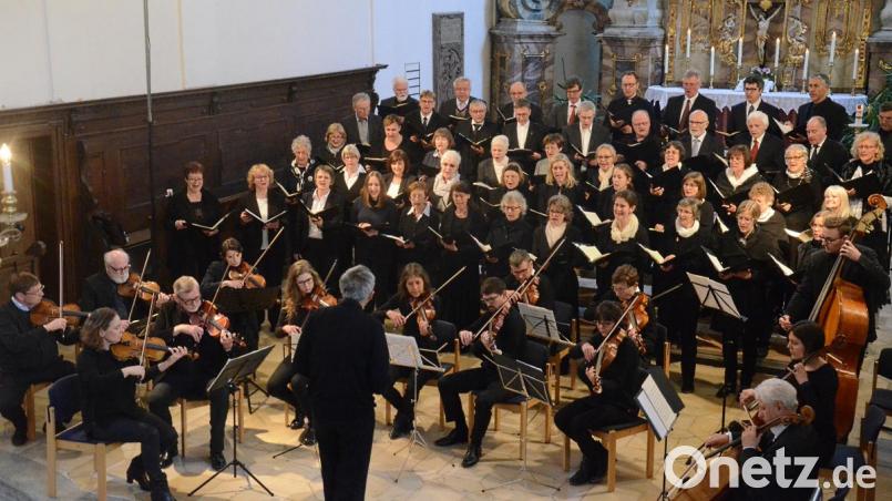 Unter Leitung von Hanns-Friedrich Kaiser führte die Kantorei Weiden in der Michaelskirche Kompositionen über den Choral &quot;Jesu, meine Freude&quot; auf. Bild: Kunz