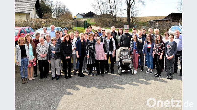 Bei fünf Kindern, zwölf Enkeln und einem Urenkel kommt schnell eine große Geburtstagsgesellschaft zusammen, die Rita Träger (Mitte) zum 80. Geburtstag hochleben lässt. Bild: fjo