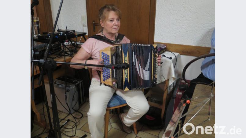 Christine Bleiber spielt gern auf ihrer Steirischen Harmonika. Bild: jzk