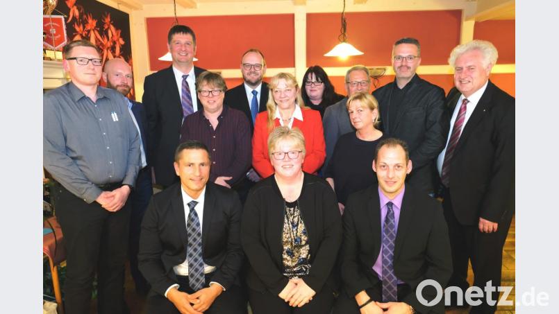 Mit einem leicht veränderten Vorstand geht der CSU-Ortsverband Eschenbach in die nächste Wahlperiode. Unser Bild zeigt das neue Führungsteam um Vorsitzende Sabine Schultes (vorne, Mitte) mit dem CSU-Kreisvorsitzenden und Landrat Andreas Meier (stehend, Fünfter von links). Bild: do