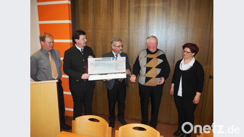 Pfarrer Erwin Bauer (Zweiter von rechts) bedankt sich bei der Kolpingsführung mit Agnes Härtl, Gregor Härtl, Hans-Jürgen Schnappauf und Georg Bauer (von rechts) für die Spende. Bild: gz