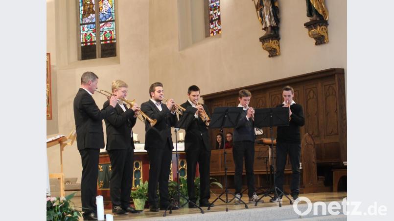 Das Trompetenensemble eröffnet das Konzert. Mit dabei ist auch Musikschulleiter Tobias Böhm (links). Bild: Susanne Forster