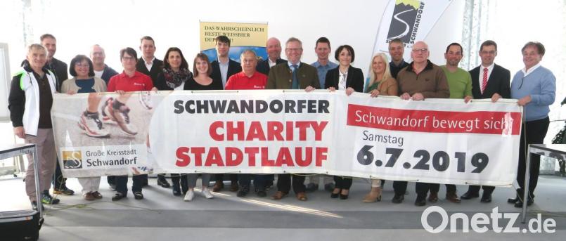 Die Veranstalter und Sponsoren werben für den Charity-Stadtlauf und wollen am 6. Juli die 1000er-Teilnehmergrenze knacken. Bild: Hirsch