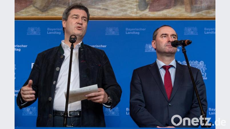 Markus Söder (l, CSU), Ministerpräsident von Bayern, und Hubert Aiwanger (Freie Wähler), stellvertretender Ministerpräsident von Bayern und Staatsminister für Wirtschaft, Landesentwicklung und Energie, während einer Pressekonferenz zum Artenschutz am Mittwoch in München. Bild:  Peter Kneffel/dpa