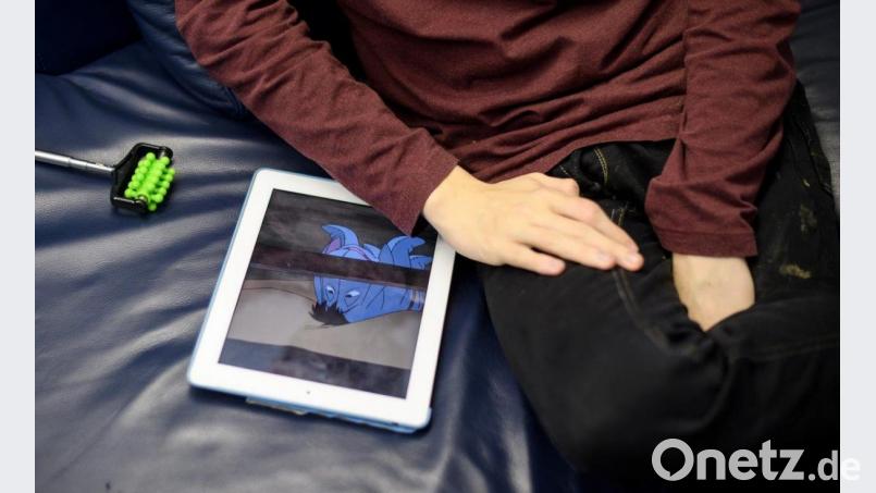 Ein autistisches Kind am Tablet: kein Problem. Ein autistisches Kind ohne Begleiter in der Regelschule: unmöglich. Eine Mutter aus dem Landkreis Neustadt bittet deshalb um Hilfe. Symbolbild: Sebastian Gollnow/dpa