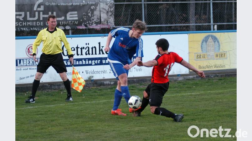 Der Etzenrichter Felix Diermeier (blau) kommt nicht am Ettmannsdorfer Ilhan Koc vorbei. Die schwache Landesligapartie endete am Mittwochabend torlos. Bild: otr