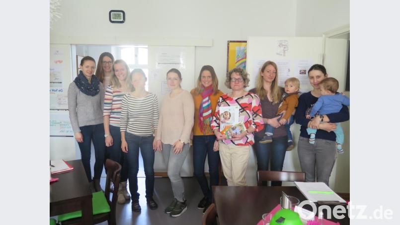 Eva Gibhardt (Dritte von rechts) gibt den jungen Müttern wichtige Hinweise für die richtige Ernährung ihres Kleinkindes. Bild: jzk