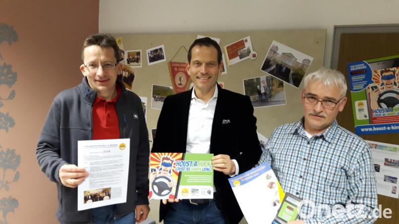 Zu einem ausführlichen Gespräch an der Geschäftsstelle des Kreisjungendringes Neustadt/WN trafen sich Geschäftsführer Martin Neumann (links) und Vorsitzender Rupert Seitz (rechts) mit Bundestagsabgeordnetem Albert Rupprecht. Bild: rs