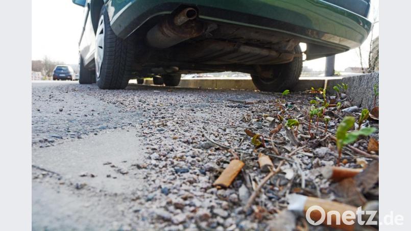 Ein Bild, das Beschwerden über die Qualität der Straßenreinigung auslöst. Dauerparker verhindern den Einsatz der Kehrmaschinen. Per Aufkleber sollen sie gebeten werden, zumindest an zwei Terminen im Jahr die Fahrzeuge wegzufahren. Bild: Gabi Schönberger