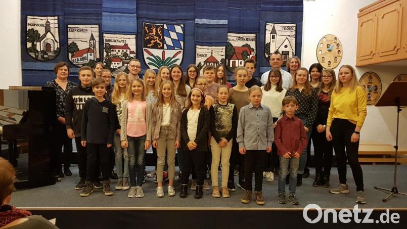 Die Musikschüler und ihre Lehrer freuen sich mit den Eltern über den gelungenen Klavierabend im Rathaussaal. Bild: gi