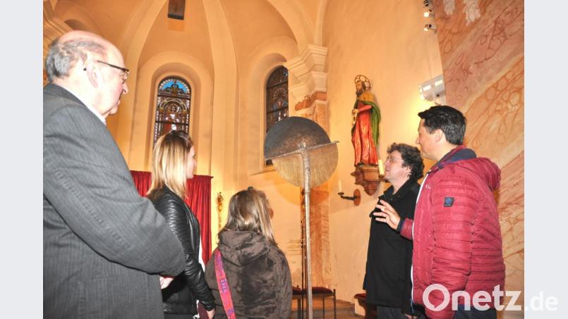 Dominik Schleicher (rechts) erläuterte Pfarrer Wilhelm Bauer (links) und Architekt Hubert Liebl (Zweiter von rechts) seine neue Christusfigur aus Bronze. Bild: es